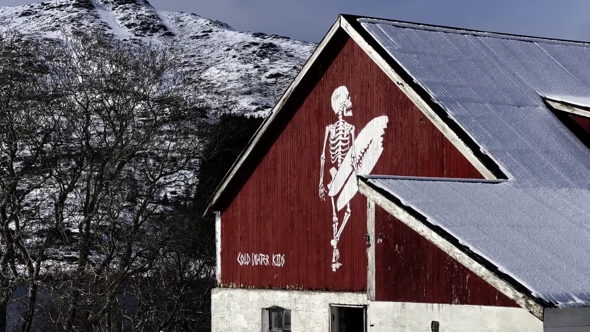 Håndmalt Cold Water Kids-skjelett på en norsk låvevegg