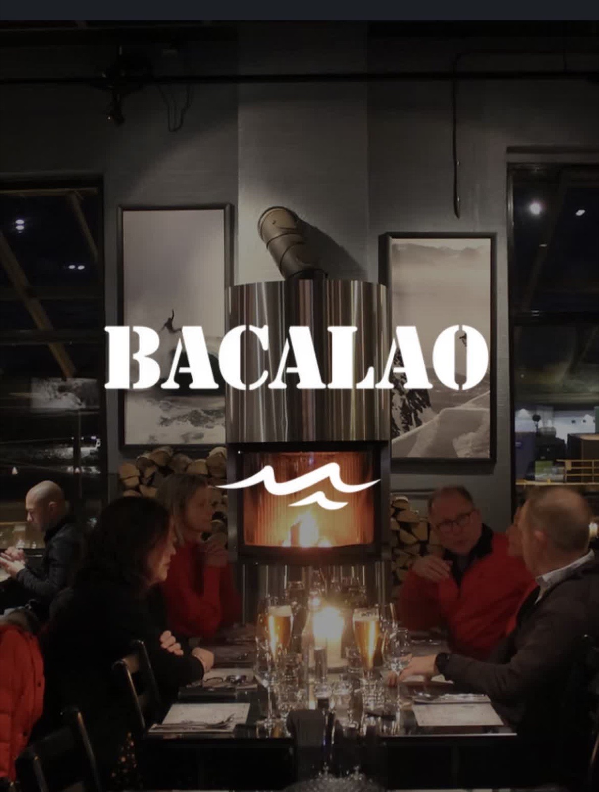 Bacalao-logo på en veggmontert peis i Lofoten